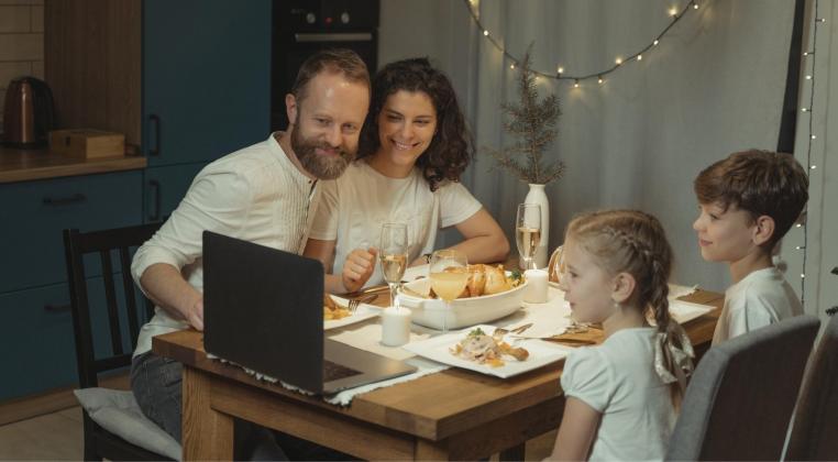 Plataformas digitales para conectar con tu familia en Colombia desde el exterior